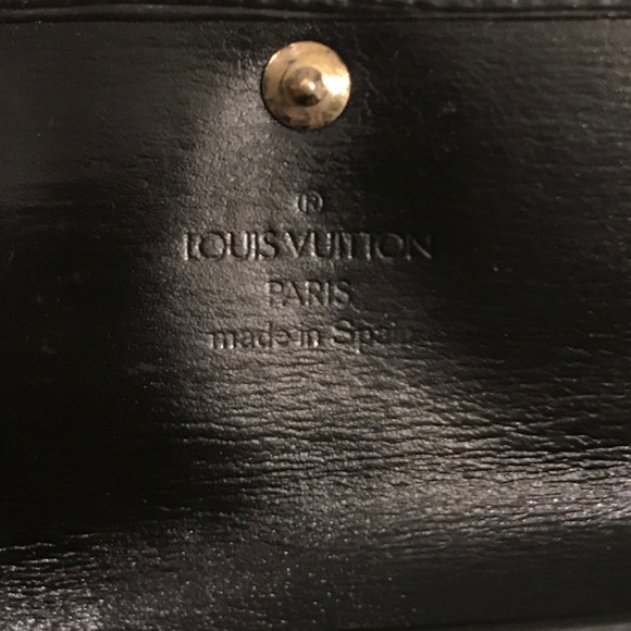 Authentic Louis Vuitton Black Epi 4 Key Holder - Picture 4 of 7